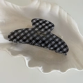 Pince à cheveux à carreaux vichy noir et blanc avec lettrage doré sur un plateau blanc - Pince à Cheveux Damier Noir et Blanc