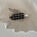 Detalle de una pinza para el pelo a cuadros blancos y negros en una bandeja para estilo mini - Horquilla Lágrima Cuadrícula Negra