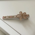 Pince à cheveux brodée de fleurs roses et pétales de résine champagne sur dentelle - Fleur Café Pince Café