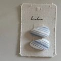 Dettaglio dei fermagli per capelli a righe blu su un cartoncino di cotone beige - Coppia di Piccole Clip a Goccia d'Acqua a Strisce Blu