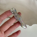 Détail d'une pince à cheveux argentée ondulée avec texture brossée et pois colorés - Style Vague Argenté à Pois