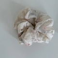 Détail d'un chouchou en organza crème avec broderie florale rose et texture soyeuse - Chouchou Feuille Verte