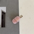 Französische Haarspange aus rosa Acetat mit silberner Metallklemme auf Hintergrund - Rosa Ovaler Stil