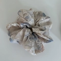 Détail d'un chouchou en organza brodé avec motifs floraux et tissus superposés - Chouchou à Fleurs Bleues