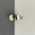 Detailansicht der französischen Acetat-Haarspange mit weißem Schildpatt-Patchwork-Design - Weißer Leopardenmuster Ovaler Stil