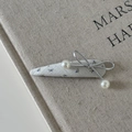 Détail d'une pince à cheveux fleurie avec un nœud argenté et perles blanches élégantes - Barrette Longue en Goutte Blanche Nœud Perle