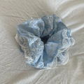 Himmelblauer Haargummi mit Blumenstickerei und weißem Spitzenbesatz für Ponyschwänze - Blauer Blumen Spitzen Haargummi