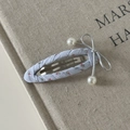 Dettaglio fermaglio per capelli a fiori con fiocco argento e pendenti di perle bianche - Fermaglio Ovale Floreale Blu Perla Fiocco