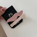 Dettaglio del fermaglio rosa ondulato e clip marmo crema con fiocco dorato su carta - Stile Ondulato Rosa E Marmo Crema