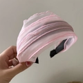 Diadema de organza rosa plisada con marco ancho negro para peinado de copa alta - Diadema de Malla Rosa / Rosa