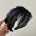 Detalle de diadema de malla negra multicapa con diseño plisado de tul de alta calidad - Diadema de Malla Negra / Negro