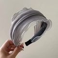 Detalle de diadema de malla plisada gris con diseño de volantes y textura fina - Diadema de Malla Gris / Gris