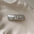Primer plano de pinza para el pelo plateada con lazo blanco y piedra de cristal - Pinza Cuadrada Plata con Lazo Único (3#)