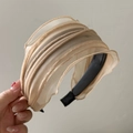 Detalle de diadema de malla beige plisada con textura de volantes multicapa y marco interior ancho - Diadema de Malla Té con Leche / Color Té con Leche