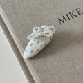 Détail d'une pince à cheveux triangulaire en tissu floral avec nœud en perles - Barrette Trapèze Florale Blanche Nœud Perle