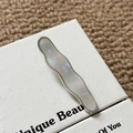Barrette à cheveux ondulée en acétate irisé avec cadre argenté sur carte bijou - Vague Blanc Argenté