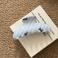 Pinza de pelo a rayas azules y blancas con lazo negro sobre fondo minimalista - 2# Pinza Curvada Azul Lazo Negro