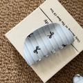 Detalle de pinza de pelo a rayas azules con lazo negro sobre caja de regalo - 3# Pinza de Concha Azul Lazo Negro
