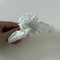 Dettaglio di molletta per capelli a fiori con fiocco argento e ciondoli di perle - Fermaglio a Pinza Ondulato Bianco Perla Fiocco