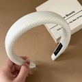 Cerchietto imbottito bianco in spugna con trama a saia su uno sfondo marrone - 3# 3CM Cerchietto a Strisce Bianco