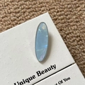 Vue détaillée d'une pince à cheveux ovale en acétate bleu avec bordure métallique argentée - Ovale Texture Bleue