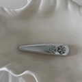 Fermaglio per capelli a fiore argento con strass blu su vassoio bianco - Fermaglio a Goccia Lunga Argento con Due Fiori