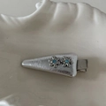 Dettaglio del fermaglio per capelli in pelle argento con fiori in cristallo blu - Fermaglio a Becco d'Anatra Triangolo Argento con Due Fiori