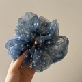 Coletero de organza azul marino con flores flocadas y etiqueta de producto artesano - Coletero de Malla Azul Marino con Textura Blanca