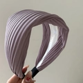 Cerchietto largo a pieghe lilla con design minimalista e finitura in tessuto testurizzato - Viola a Righe (5818097720648)