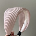 Primo piano della fascia larga a pieghe rosa con strisce sottili e trama in morbido tessuto - Rosa a Righe (5818097720651)