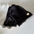 Detalle de la textura de seda negra elegante con logo de metal dorado en la bolsa - Triángulo / Negro (3#)