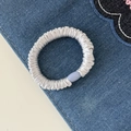 Elastico per capelli in raso grigio argento con fibbia azzurra su sfondo denim - Elastico di Base Blu (1#Elastico di Base Blu)