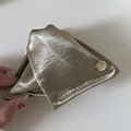 Primer plano de pinza de pelo en satén dorado champán con textura suave y placa de metal - Triángulo / Champaña (2#)