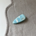 Dettaglio ravvicinato della molletta in acetato marmorizzato blu con scritte dorate - Stile Goccia Blu Bianco