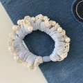 Detail van lichtblauwe scrunchie met gehaakte kant en witte parels op denim achtergrond - Parelrands Blauw Haarelastiek (4#Parelrands Blauw Haarelastiek)