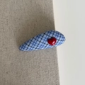 Pince à cheveux à carreaux bleus avec breloque cœur rouge sur fond de lin naturel - Trapèze Bleu Cœur Rouge