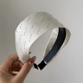 Cerchietto largo in raso bianco con strass argentati brillanti e design antiscivolo - Stile Zirconia / Bianco