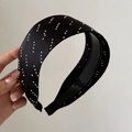 Détail d'un serre-tête en satin noir avec strass argentés et design intérieur antidérapant - Style Zircone / Noir