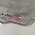 Pince à cheveux à carreaux roses avec strass en forme de cœur sur lin texturé - Carré