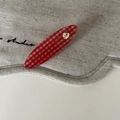 Detail einer rot karierten ovalen Haarspange mit funkelnder Herz-Edelstein-Dekoration - Ellipse / Rot Gingham Oval (6#)