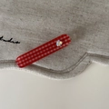 Détail de la pince à cheveux vichy rouge et blanc avec strass en forme de cœur - Carré