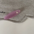 Detail einer Haarspange mit rosa Karomuster und funkelndem Edelstein in Herzform - Ellipse / Rosa Gingham Oval (8#)