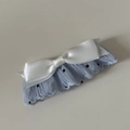 Detail van witte satijnen strik met lichtblauwe stipjes kant en ruches randen - Blauw Zwarte Stippen Witte Strik