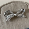 Fermaglio per capelli a fiocco argento metallizzato con clip a becco su lino grigio - Molletta con Fiocco Argento