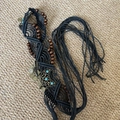 Dettaglio cintura intrecciata boho con fibbia luna, pietre turchesi e nappe lunghe - Catenina da Vita Accessorio Luna Blu Navy