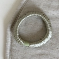 Elastico per capelli in seta verde salvia con lucentezza su sfondo di lino beige - modello base / Verde