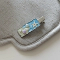 Detalle de pinza de resina azul oceano con estrella de mar y perlas sobre gris - Estilo Estrella de Mar Cuadrada Azul (2#)