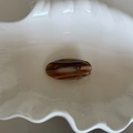 Detaillierte Makroansicht der Acetat-Haarspange mit braunem Schildpattmuster und Gravur - Kaffee Streifen Oval (5#)