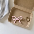 Detail von rosa gepunkteter Schleifen-Haarspange und poliertem Silberring in Box - Kleine Rosa Schleife Weiße Punkte