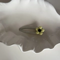 Eleganter silberner Blumen-Haarclip mit gelber Blüte auf weißem Keramikteller - Gelb